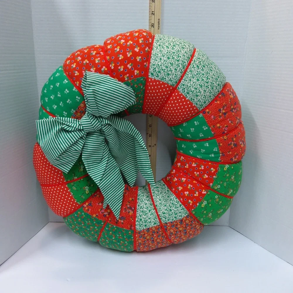 VTG Handmade Patchwork Quilted Fabric Christmas Wreath with Ribbons & Bow - Picture 3 of 3